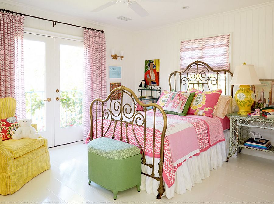 Giường, đồ trang trí và phụ kiện thêm màu sắc cho phòng ngủ nhỏ sang trọng hơn.