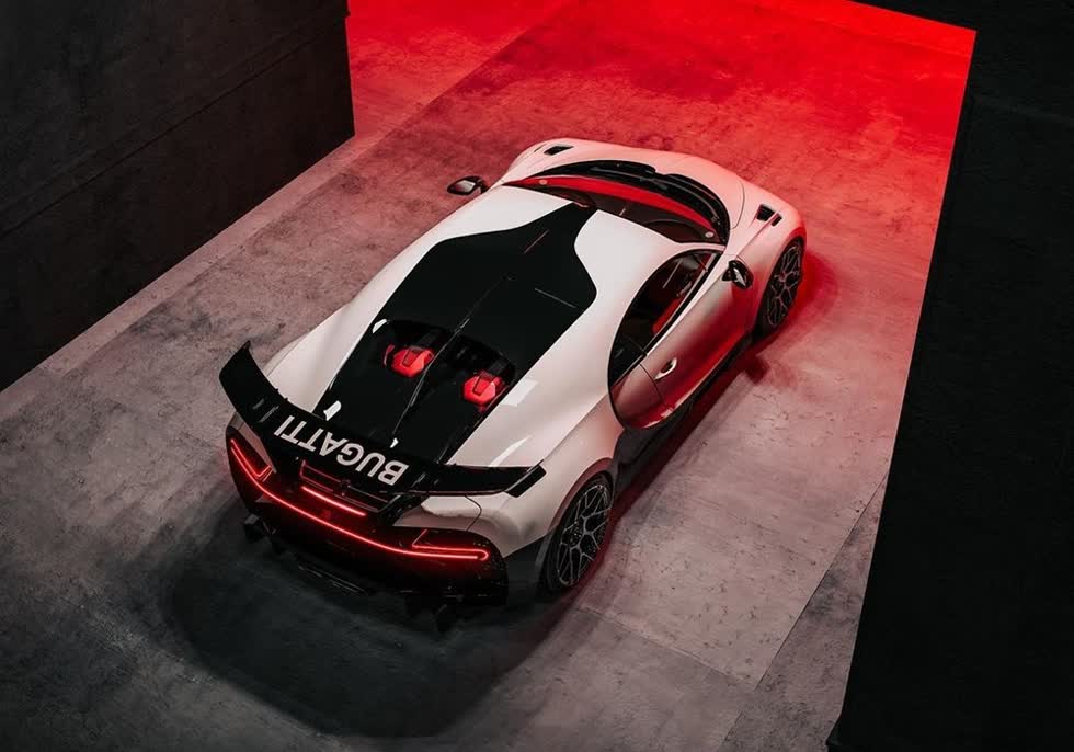 Cánh gió đuôi khổng lồ bằng carbon có tên Bugatti màu trắng.