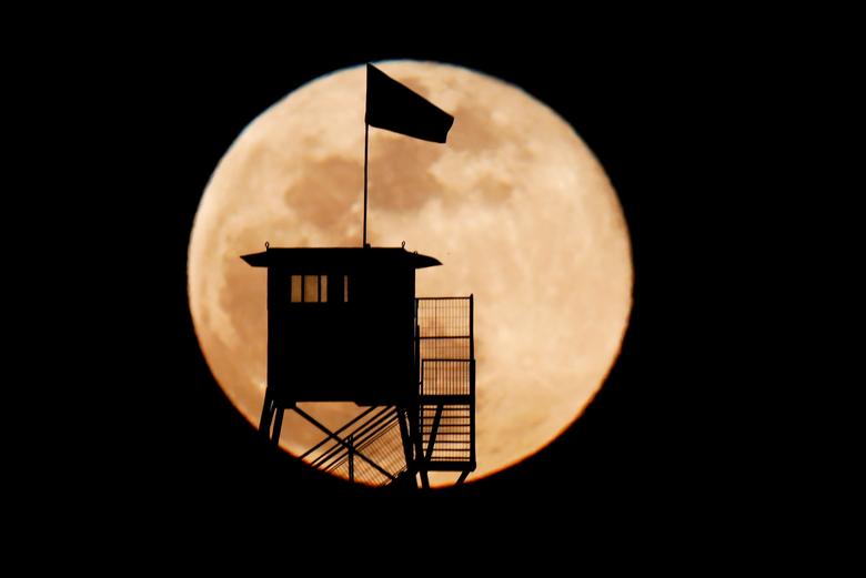 Tòa tháp của một nhân viên kiểm lâm được phủ bóng lên mặt trăng gần Ruhama ở miền nam Israel. 