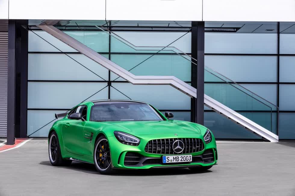Mercedes-AMG GT R 2020 được phân phối với mức giá 11,59 tỷ đồng.