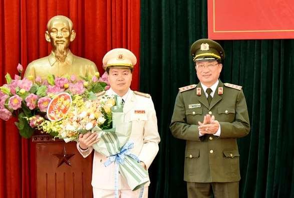 Thượng tá Nguyễn Thanh Trường được bổ nhiệm làm Giám đốc Công an tỉnh Thái Bình (mặc cảnh phục trắng).