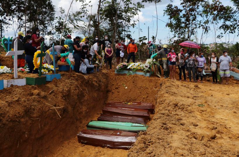 Người thân thương tiếc tại nơi chôn cất hàng loạt tại nghĩa trang Nossa Senhora Aparecida, ở Manaus, bang Amazonas, Brazil hôm 21/4. Ảnh: AP