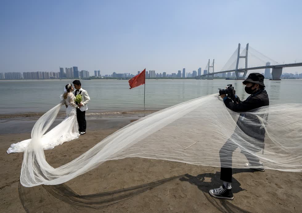 Luo Jian và Cheng Yisguang chụp ảnh cưới bên bờ sông Dương Tử ở Vũ Hán. Ảnh: Tân Hoa Xã.