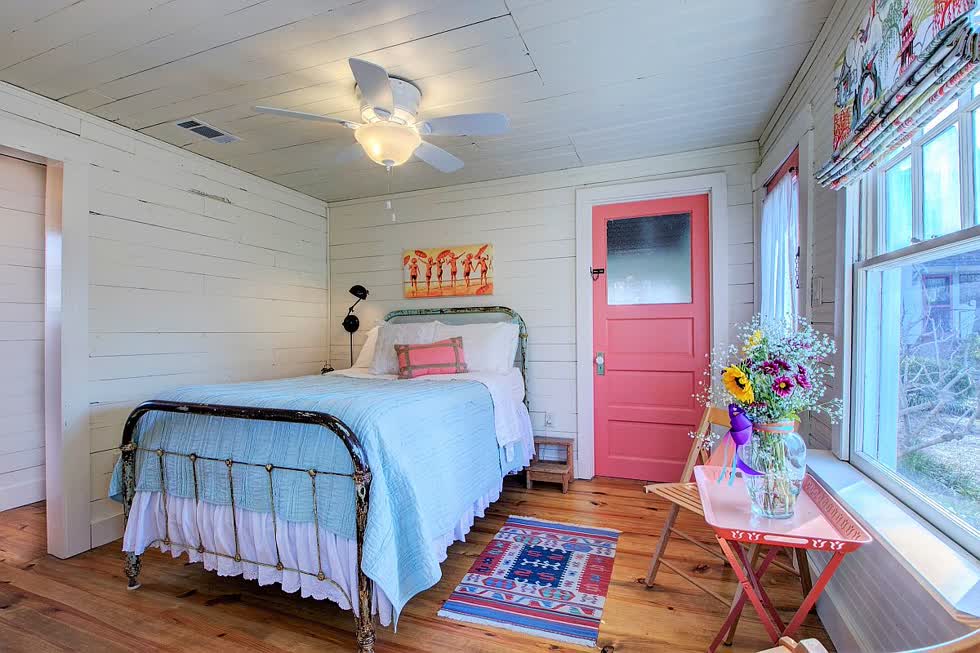 Phòng ngủ nhỏ sang trọng với một chút phong cách trang trí bằng gỗ.