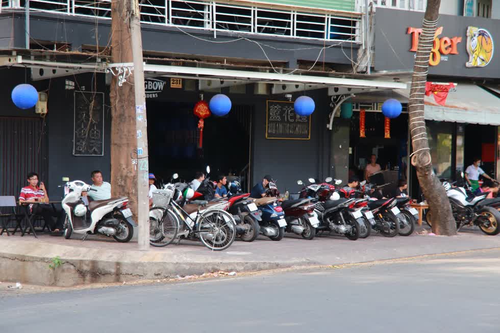 Quán cafe trên đường Trường Sa, quận Phú Nhuận cũng mở cửa đón khách sau 3 tuần thực hiện cách ly xã hội. Ảnh: Tri Thức