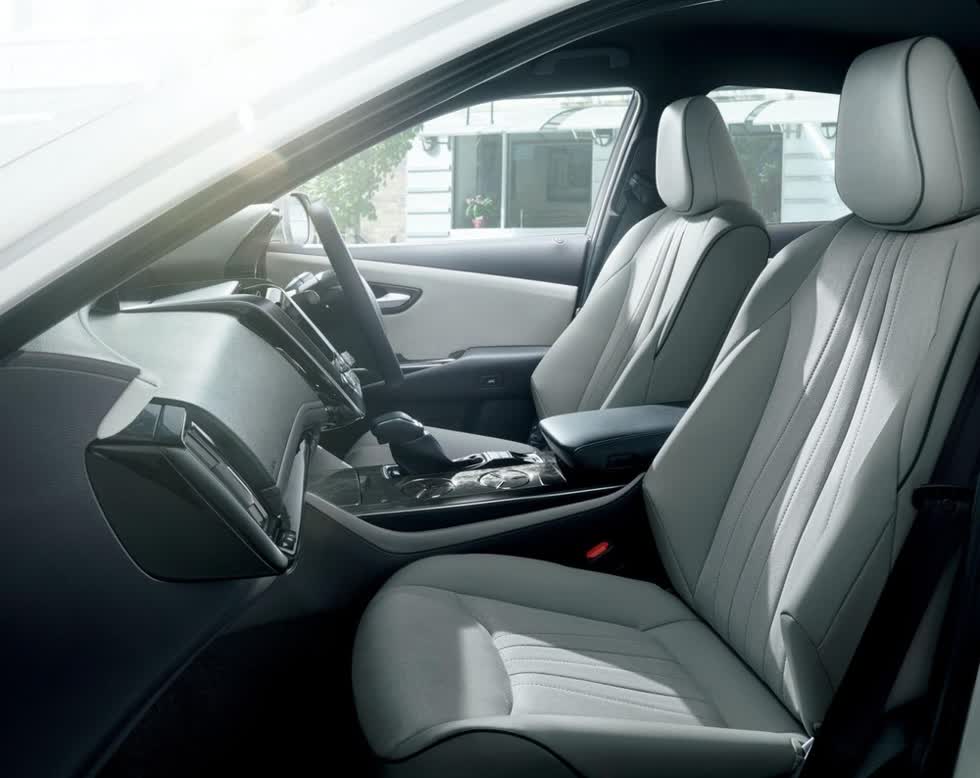 Ghế của Toyota Crown Elegance Style II 2020 được bọc da tổng hợp.