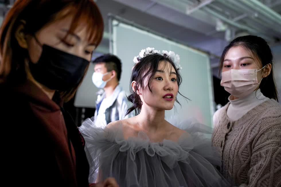 Cô dâu peng Jing 24 tuổi là một lễ tân đã sẵn sàng cho buổi chụp ảnh cưới của cô sau khi Vũ Hán dỡ bỏ lệnh phong tỏa. Ảnh: Reuters.