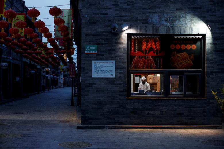 Một đầu bếp chuẩn bị thức ăn ở quận Qianmen, một trong những điểm du lịch hàng đầu ở Bắc Kinh, Trung Quốc.