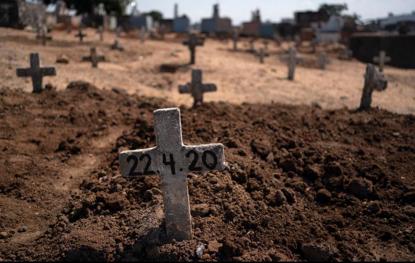 Cây thánh giá có ngày 22/4/2020 đánh dấu nơi chôn cất cô Edenir Rezende Bessa. Ảnh: AP
