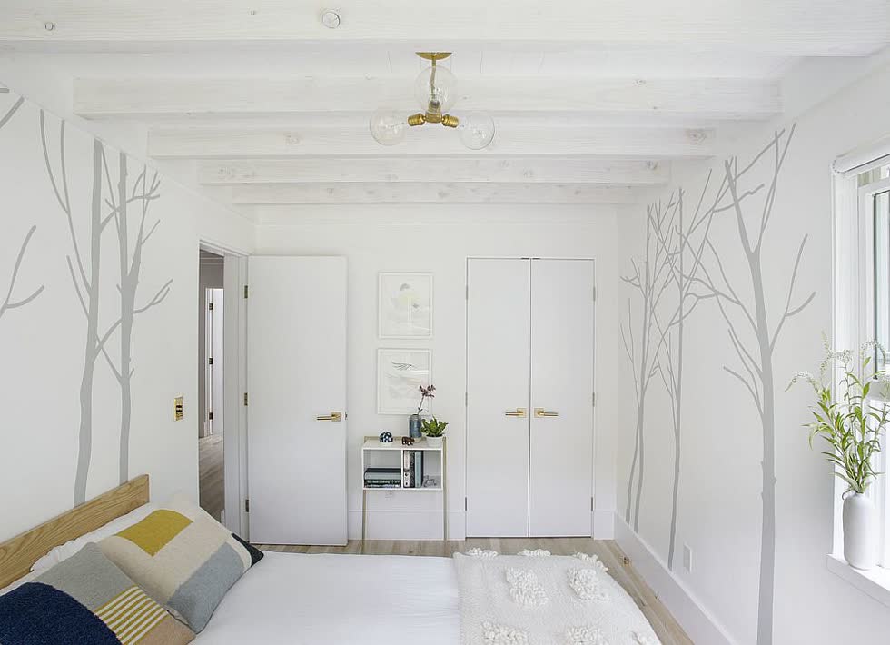   Để ý, bạn sẽ thấy có thêm hoa văn đề can trên các bức tường tạo cảm giác nhẹ nhàng, tinh tế cho phòng ngủ bằng màu trắng và gỗ mà không làm thay đổi cách phối màu chung.  