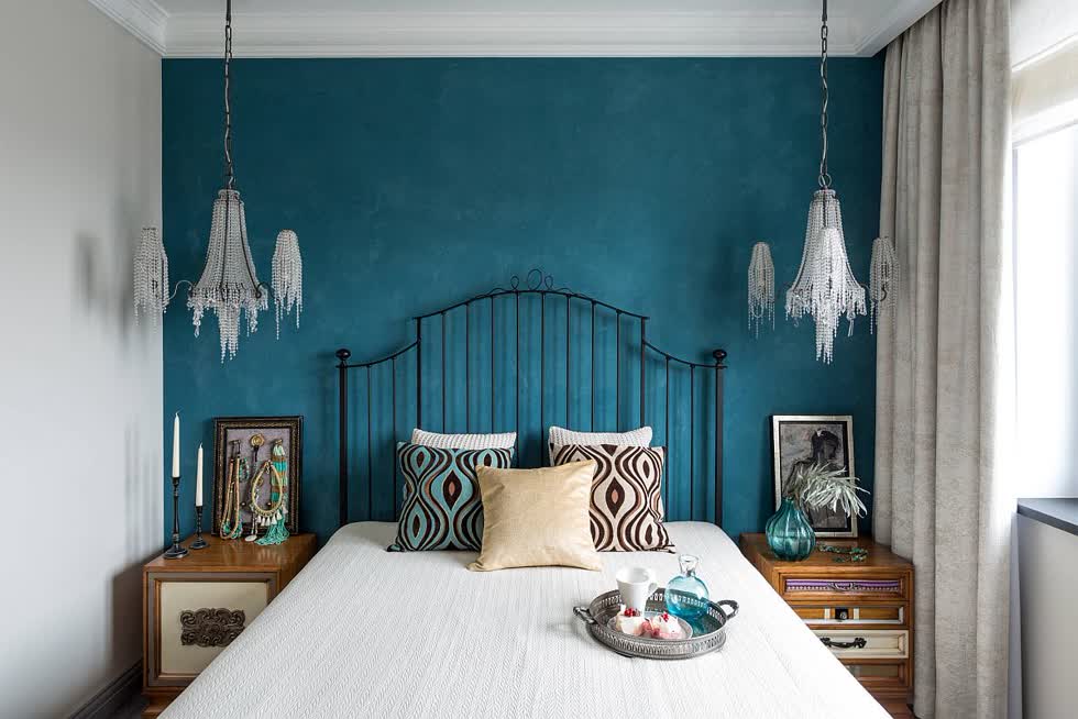 Những nét hiện đại kết hợp trong phòng ngủ cùng màu trắng với bức tường cũng như tạo điểm nhấn màu xanh đậm.