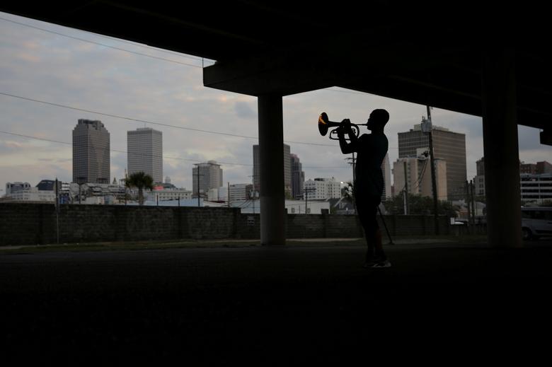   Lloyd Robinson, một nhạc sĩ địa phương, chơi một chiếc mellophone diễu hành dưới đường cao tốc I10 trong một cuộc tụ tập với bạn bè nhạc sĩ ở New Orleans, Louisiana.  
