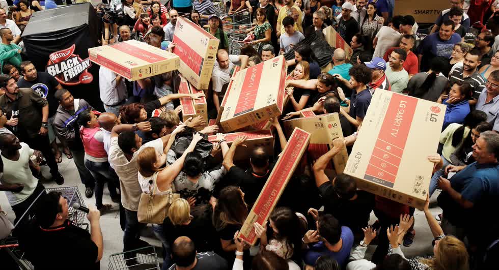Các cửa hàng phải tạo ra các hình thức khuyến mãi mới để thu hút người mua sắm trong dịp lễ Black Friday kéo dài. Ảnh: Reuters
