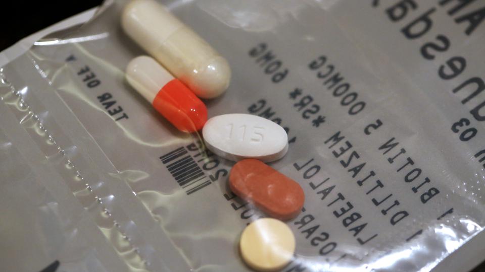 Công ty thuốc đặt hàng qua thư PillPack đóng gói sẵn thuốc viên cho người tiêu dùng dùng hàng ngày hoặc sử dụng theo giờ. Ảnh: Getty