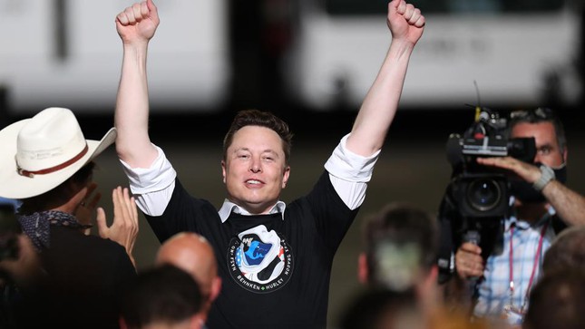   CEO tỉ phú  Elon Musk  sau khi phóng thành công tên lửa SpaceX Falcon 9 vào ngày 30/5. Ảnh: Getty Images  