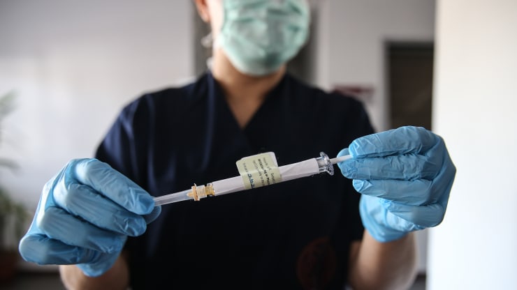 Nhân viên chăm sóc sức khỏe cầm một ống tiêm của đợt thử nghiệm vaccine giai đoạn 3, được phát triển bởi Pfizer của Mỹ và công ty BioNTech của Đức. Ảnh: Dogukan Keskinkilic 