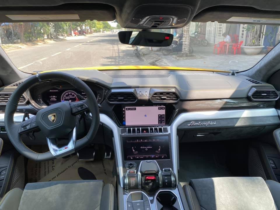 Ngắm siêu SUV Lamborghini Urus đầu tiên về Đà Nẵng với màu sơn vàng Giallo Auge sang trọng
