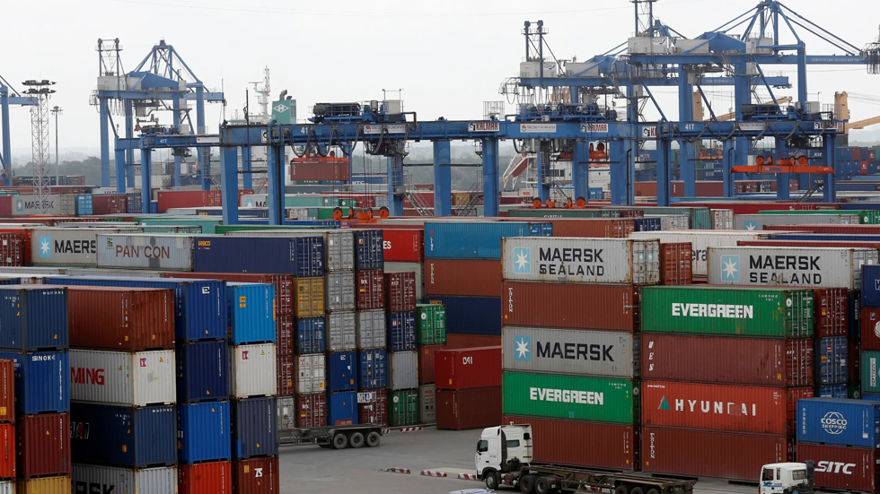   Hàng hóa được vận chuyển trực tiếp hơn đến người mua, các tàu container lớn đã bắt đầu cập cảng giúp Việt Nam cắt giảm chi phí và thời gian vận chuyển cho các nhà xuất khẩu. Ảnh: Reuters  