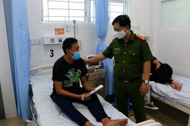 Đại tá Huỳnh Quang Tâm - Trưởng Phòng PC07 thăm hỏi, động viên cán bộ, chiến sĩ PCCC bị thương. Ảnh: Phòng PC07.