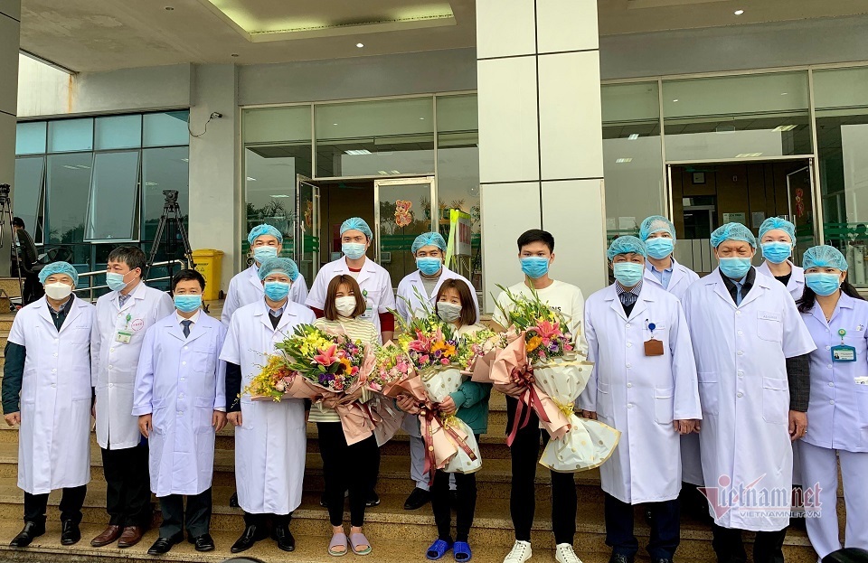 3 bệnh nhân dương tính COVID-19 tại Việt Nam ngày ra viện. Ảnh: Vietnamnet