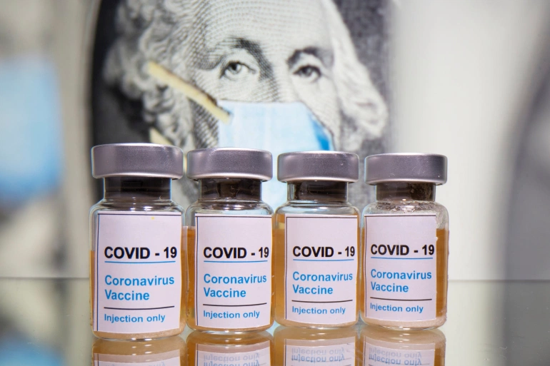 Một quan chức y tế cấp cao của Hoa Kỳ cho biết, những loại vắc xin coronavirus đầu tiên có thể được tiêm cho những nhóm người dễ bị tổn thương nhất vào giữa tháng 12. Ảnh: Reuters