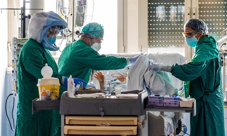   Nhân viên y tế điều trị cho bệnh nhân ở Rome ngày 21/4. Ảnh: AFP.  