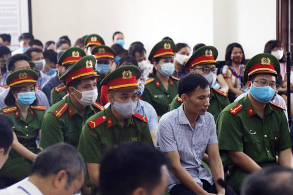 Phiên xét xử vụ gian lận điểm thi THPT Quốc gia tại Hòa Bình. Ảnh: Vietnamnet.