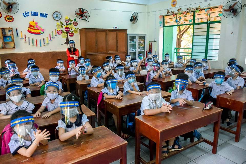 Ngoài khẩu trang, học sinh lớp học này của Trường Tiểu học Núi Thành còn đeo cả tấm chắn giọt bắn.