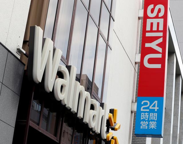   Logo của Walmart và Seiyu được in hình tại văn phòng trụ sở chính ở Tokyo, Nhật Bản vào ngày 12/7/2018. Ảnh: Reuters  