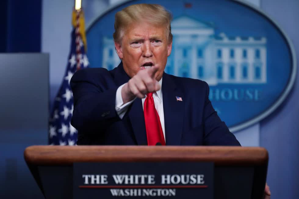   Tổng thống Mỹ Donald Trump chỉ vào một phóng viên khi ông trả lời các câu hỏi trong cuộc họp báo về COVID-19 hàng ngày tại Nhà Trắng ngày 20/4. Ảnh: Reuters.   