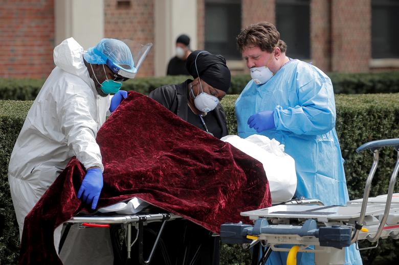   Nhân viên y tế chuẩn bị chuyển xác của một người đã chết tại Trung tâm Y tế Do Thái Kingsbrook trong đợt bùng phát virus coronavirus ở Brooklyn, New York, ngày 8/4. Ảnh: REUTERS  