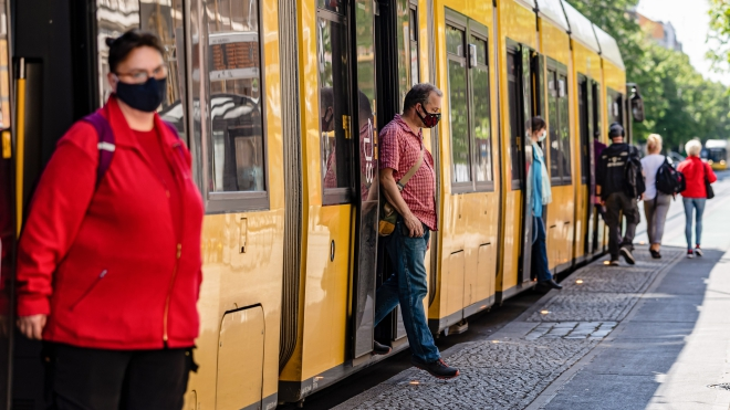   Hành khách đeo khẩu trang phòng lây nhiễm dịch COVID-19 khi lưu thông bằng xe điện ở Berlin, Đức ngày 27/4/2020. Ảnh: THX/TTXVN  