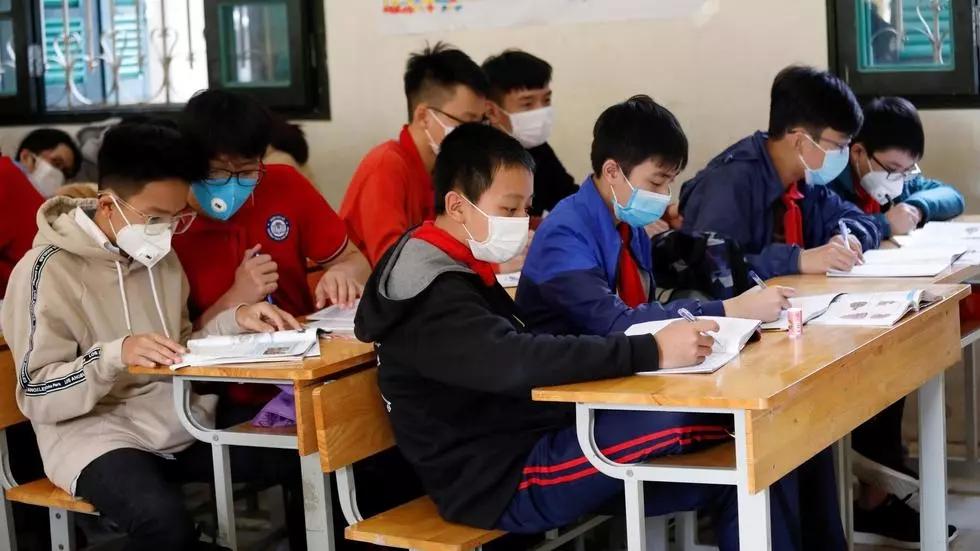 Học sinh một trường trung học cơ sở ở Hà Nội đeo khẩu trang trong lớp học đề phòng lây nhiễm virus corona, ngày 31/1/2020. Ảnh: Reuters