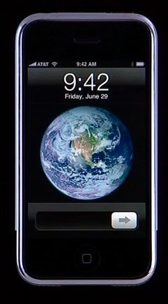 Hình nền trái đất trên chiếc iphone đầu tiên của hãng Apple.