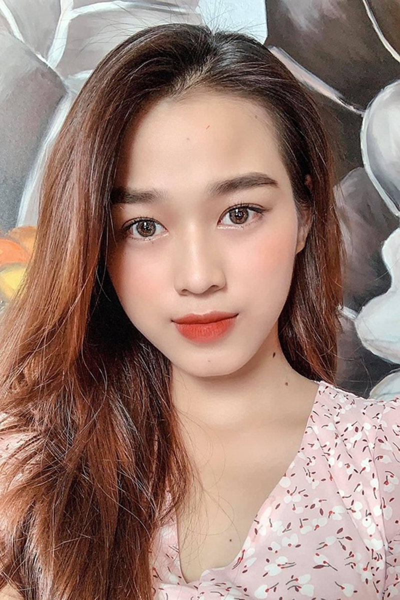  Trước khi thi Hoa hậu Việt Nam 2020, cô từng thi Hoa khôi Sinh viên tại đại học của mình. Ở đời thường, Đỗ Thị Hà chuộng phong cách giản dị, trẻ trung như tuổi 19 của cô.