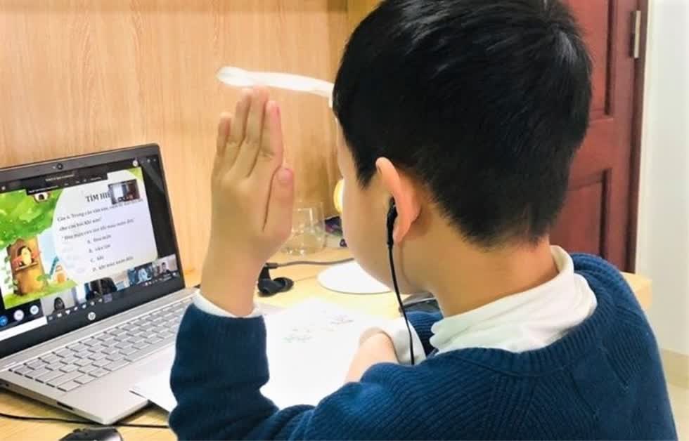 Học sinh lớp 5 sẽ học bài giảng 3 môn Toán, tiếng Việt, tiếng Anh trên truyền hình trực tuyến.