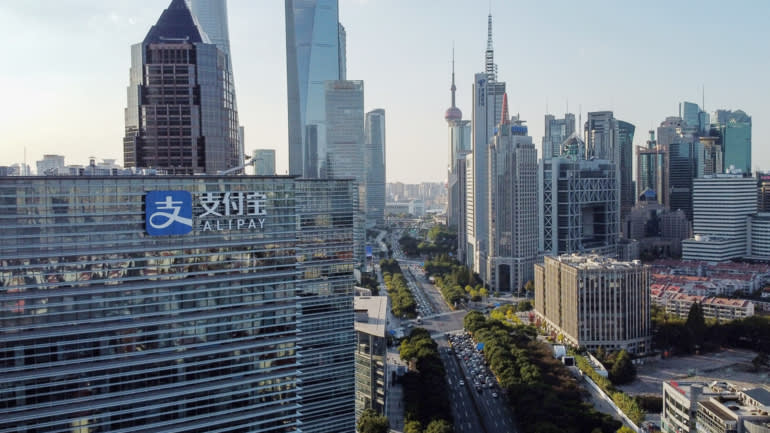 Tòa nhà Ant Group ở Thượng Hải, gắn biểu tượng của hệ thống thanh toán kỹ thuật số tiên phong Alipay. Ảnh: AFP
