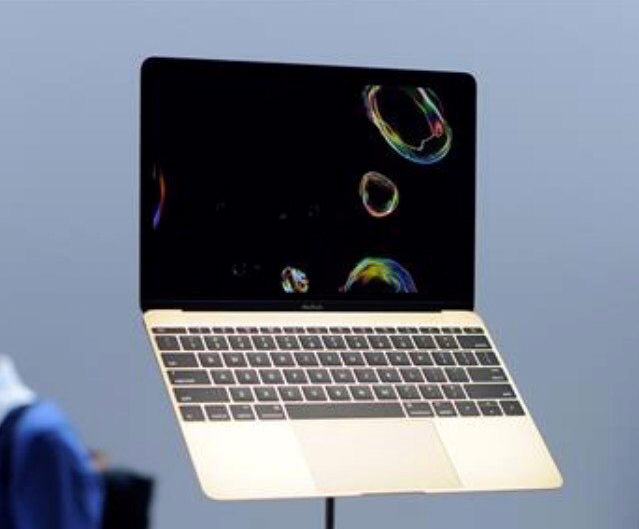   Cục Hàng không Việt Nam yêu cầu các hãng hàng không cần thiết phải phát thanh trên tàu bay về việc cấm sử dụng Macbook Pro 15 inch có pin lithium bị thu hồi được bán, sản xuất trong khoảng thời gian từ tháng 9/2015 đến tháng 2/2017 của nhà sản xuất Apple. Ảnh: TTXVN  