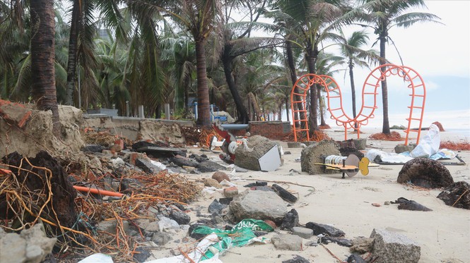 Bãi biển Phạm Văn Đồng (TP. Đà Nẵng) tan hoang sau bão số 13.