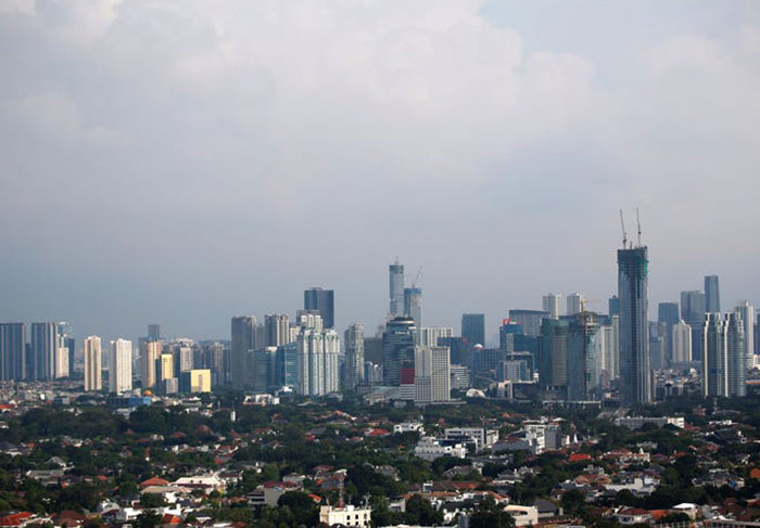   Theo Jakarta Post không khí trên thành phố ngày càng bị ô nhiễm kể từ năm 2018, chạm mức thấp mới vào năm 2019, khi thành phố được mệnh danh là thủ đô ô nhiễm thứ năm trên thế giới. Nhưng chất lượng không khí đã được cải thiện kể từ khi giãn cách xã hội được ban hành vào cuối tháng ba. Bức ảnh phải cho thấy đường chân trời của Jakarta vào ngày 4/7/2019 và bức bên trái được chụp vào ngày 16/4/2020.  