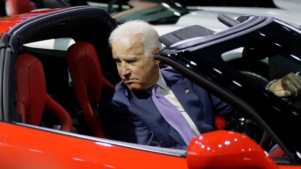 Ông Biden đã khoe chiếc Chevrolet Corvette Stingray 1967 yêu quý của mình trong các quảng cáo tranh cử. Ảnh: AP