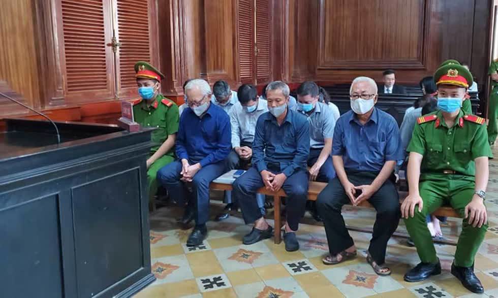 Các bị cáo tại phiên tòa ngày 24/11. Ảnh: Vietnamnet