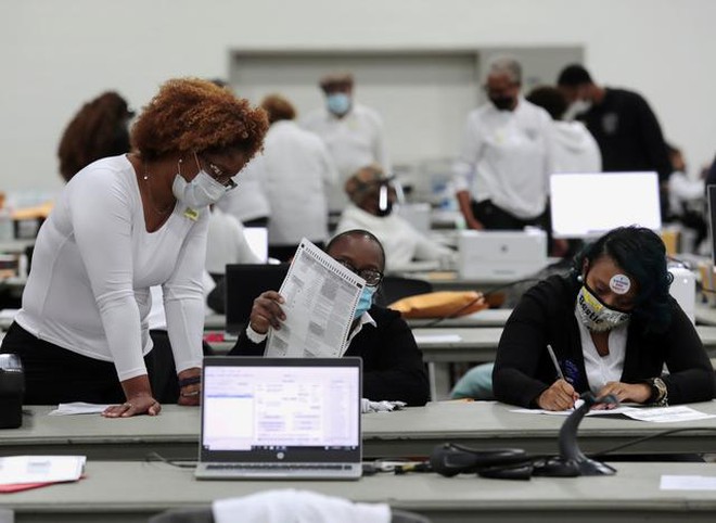Nhân viên kiểm phiếu tại tiểu bang Michigan hôm 3.11. Ảnh: Reuters