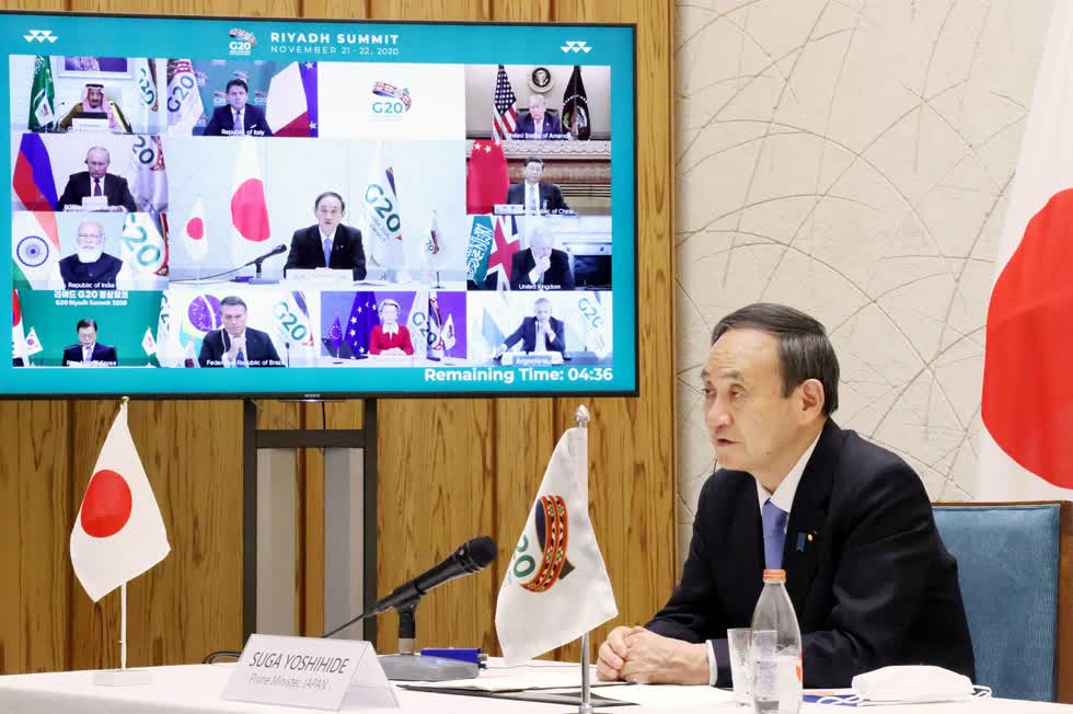 Thủ tướng Nhật Bản Yoshihide Suga kêu gọi G20 đi đầu trong cuộc chiến chống dịch COVID-19 được tổ chức theo hình thức trực tuyến ngày 21/11/2020. Ảnh: AP