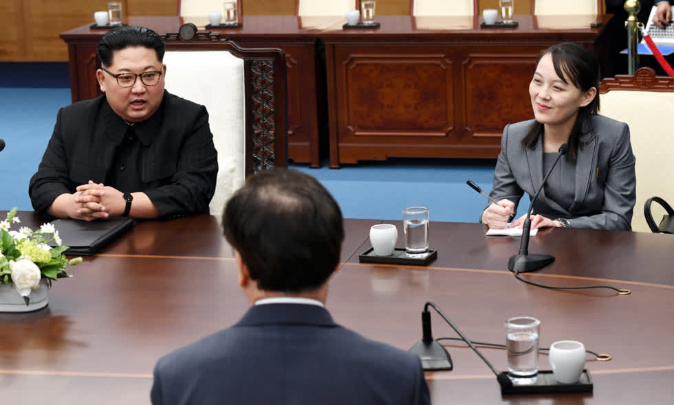 Nhà lãnh đạo Triều Tiên Kim Jong Un (trái) và em gái Kim Yo Jong (phải) tham dự Hội nghị thượng đỉnh liên Triều tại Nhà hòa bình vào ngày 27/4/2018 tại Panmunjom, Hàn Quốc. Ảnh: Getty Images