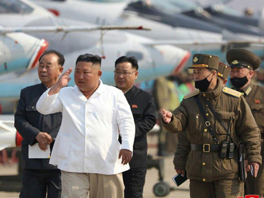 Ông Kim Jong-Un trong một lần xuất hiện hôm 12/4. Ảnh: Reuters