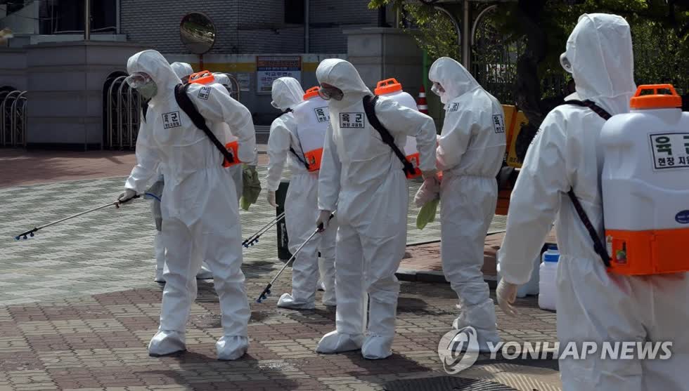   Quân đội thực hiện một hoạt động khử trùng tại một trường tiểu học ở Daegu, nằm cách Seoul 300 km về phía nam, vào ngày 21/4/2020. Ảnh: Yonhap  