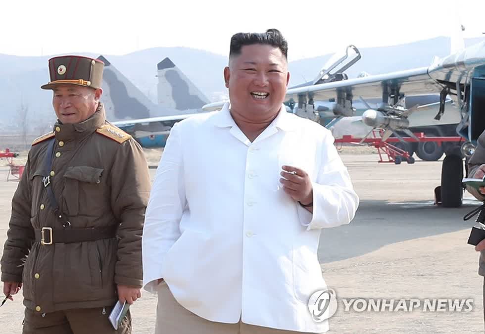 Nhà lãnh đạo Triều Tiên Kim Jong-un (phải) kiểm tra một nhóm máy bay tấn công theo đuổi thuộc Sư đoàn Không quân và Phòng không ở khu vực phía Tây.  Ảnh được phát hành ngày 12/4/2020, bởi KCNA.