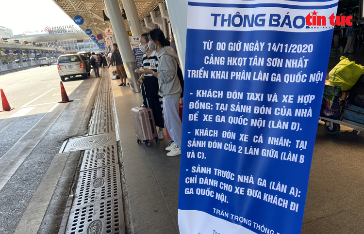 Nhà ga Quốc tế Tân Sơn Nhất áp dụng phân làn ô tô từ 0h ngày 14/11 khiến nhiều tài xế và khách đi xe công nghệ than trời. Ảnh: Tin tức