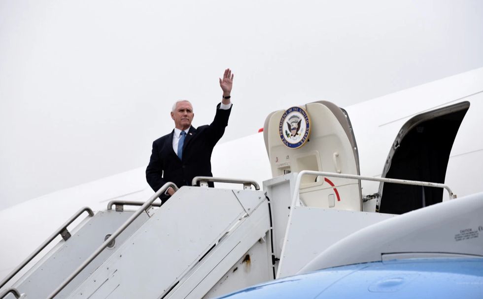 Chuyến bay ngày 8/5 của ông Pence tới bang Iowa bị hoãn lại và một số hành khách đi cùng trên Không lực số Hai (Air Force 2) phải rời khỏi máy bay. Ảnh: Reuters